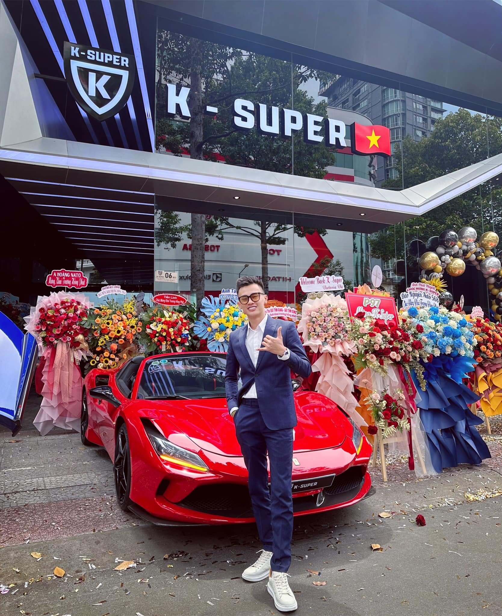 Tháng 6/2023, sự kiện khai trương showroom ô tô tên Khanh - Super quy tụ nhiều người nổi tiếng đến tham dự. (Ảnh: FB nhân vật)