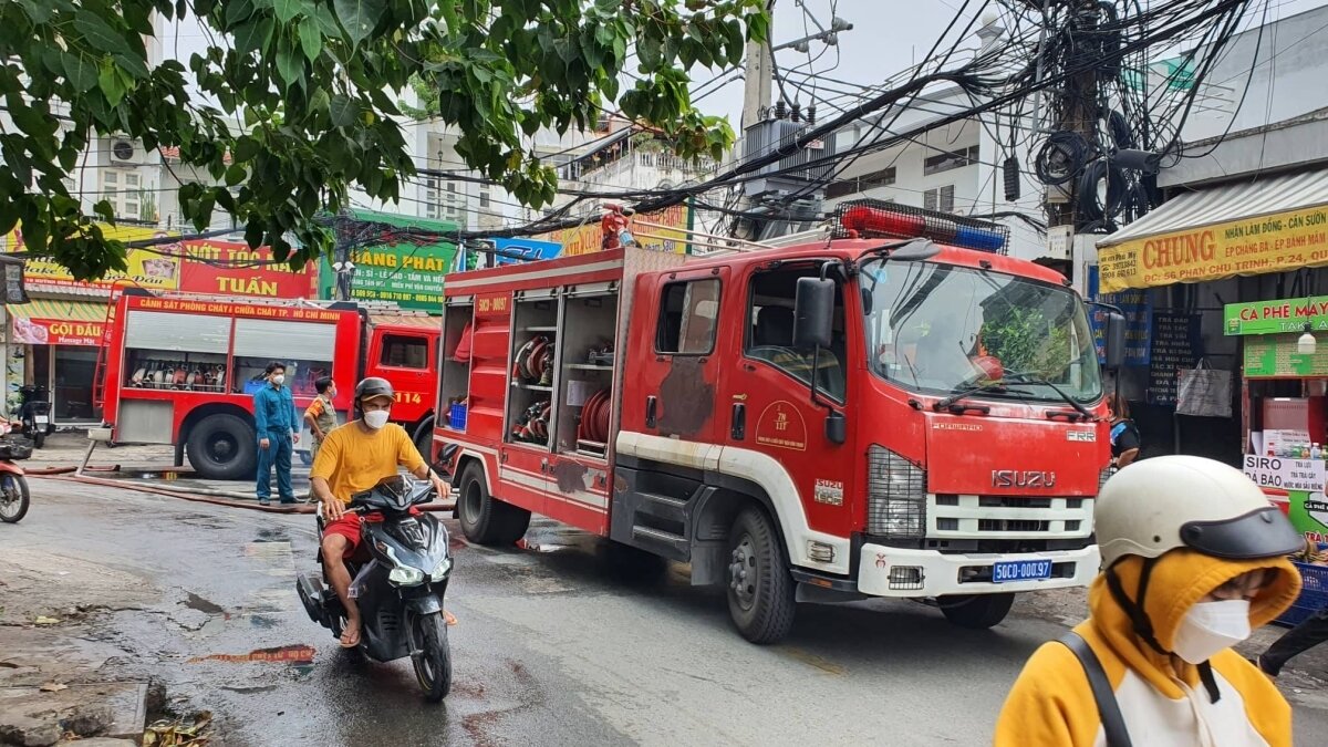 Xe cứu hỏa thực hiện nhiệm vụ được phép vượt đèn đỏ mà không bị xử phạt. (Ảnh minh họa)