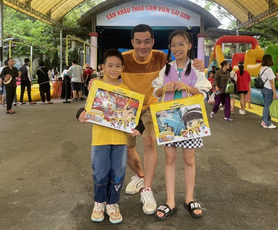 Đưa con đến tham gia chương trình từ sáng sớm, anh Thái Nguyên, ba của 2 bé Quỳnh Chi (10 tuổi) và bé Nguyên Khôi (8 tuổi) cho biết đã đăng kí fanpage Nutifood GrowPLUS+ từ trước đó.