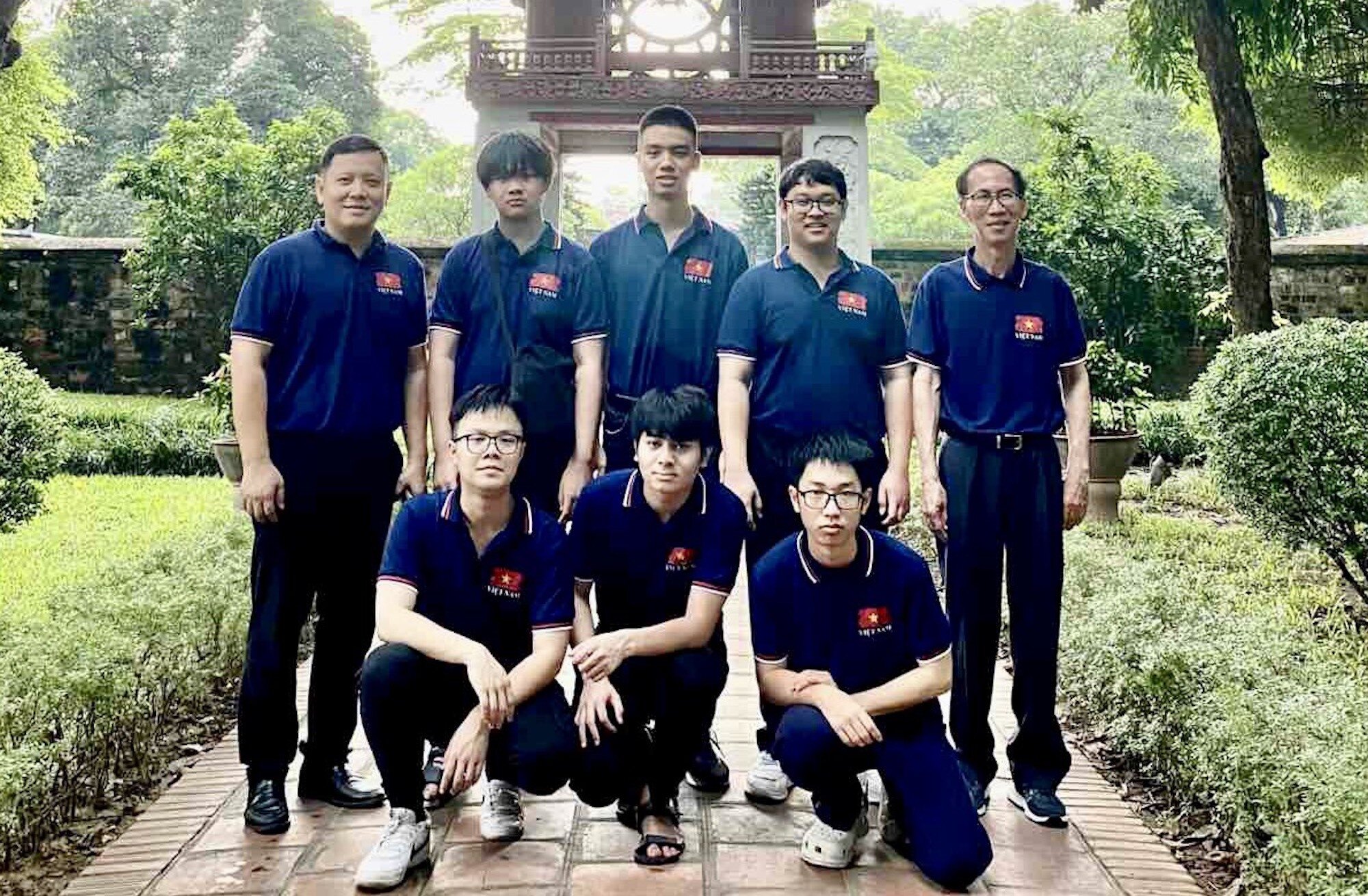 Sáu học sinh thi Olympic Toán quốc tế năm 2023 và GS.TS Lê Anh Vinh (trưởng đoàn, bên trái) và TS Lê Bá Khánh Trình (phó đoàn, bên phải) trước ngày sang Nhật Bản thi đấu, tháng 7/2023.