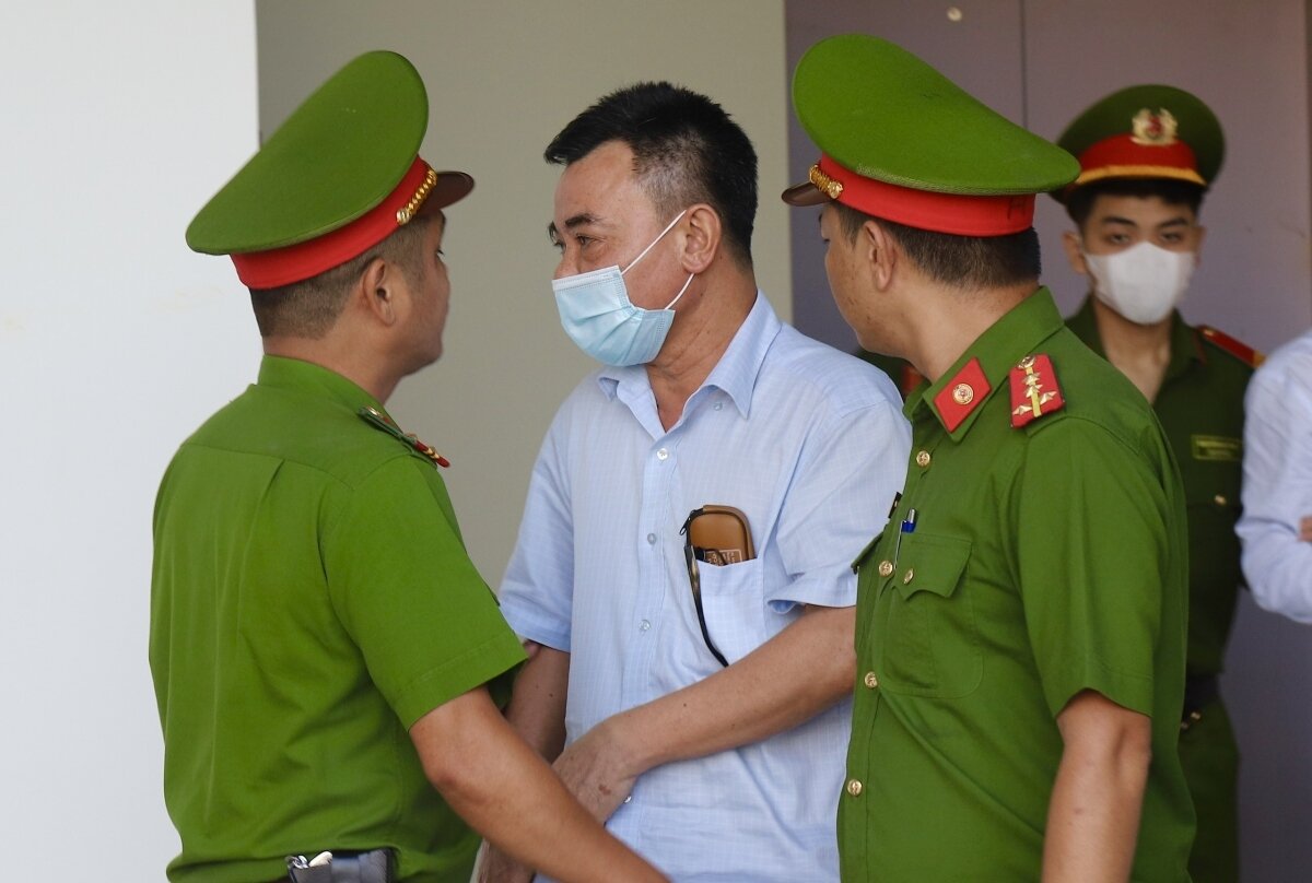 Cựu Thiếu tướng Nguyễn Anh Tuấn bị dẫn giải tới toà.