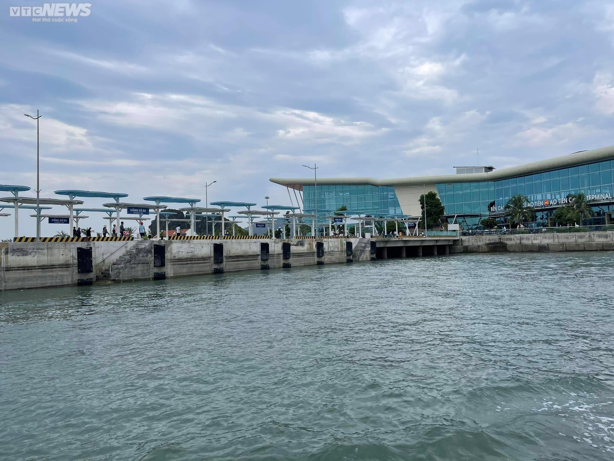 Cảng tàu Ao Tiên dừng hoạt động đưa đón khách du lịch để phòng chống cơn bão số 1.