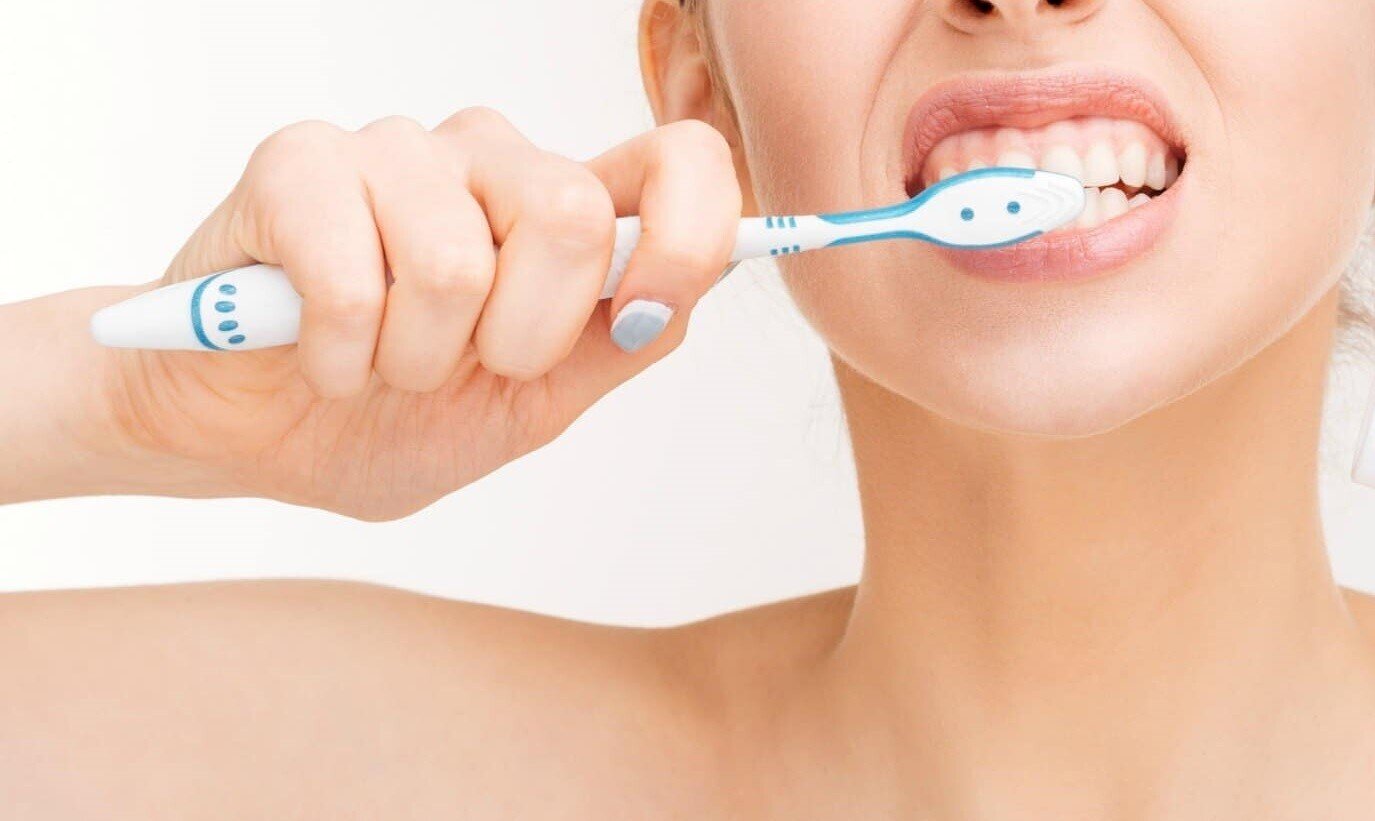 Nên đánh răng bao nhiêu lần 1 ngày? (Ảnh minh họa)