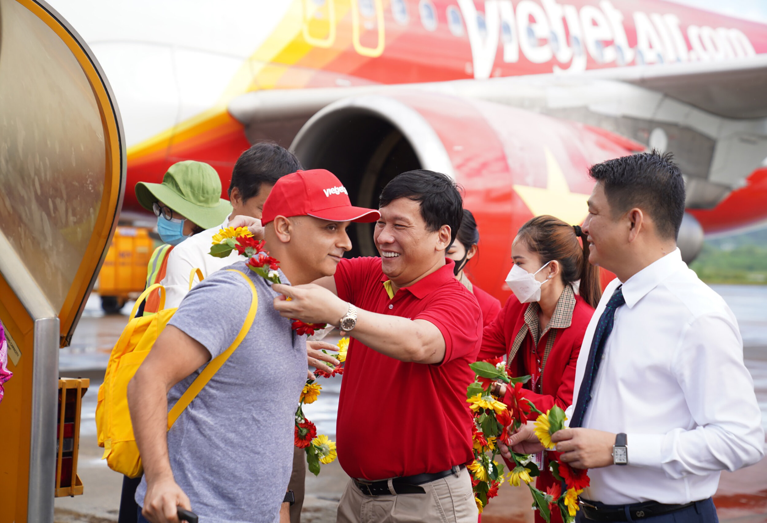 Tổng giám đốc Vietjet Đinh Việt Phương chào đón hành khách Ấn Độ tới Việt Nam trên một chuyến bay của hãng. (Ảnh: Q.N)