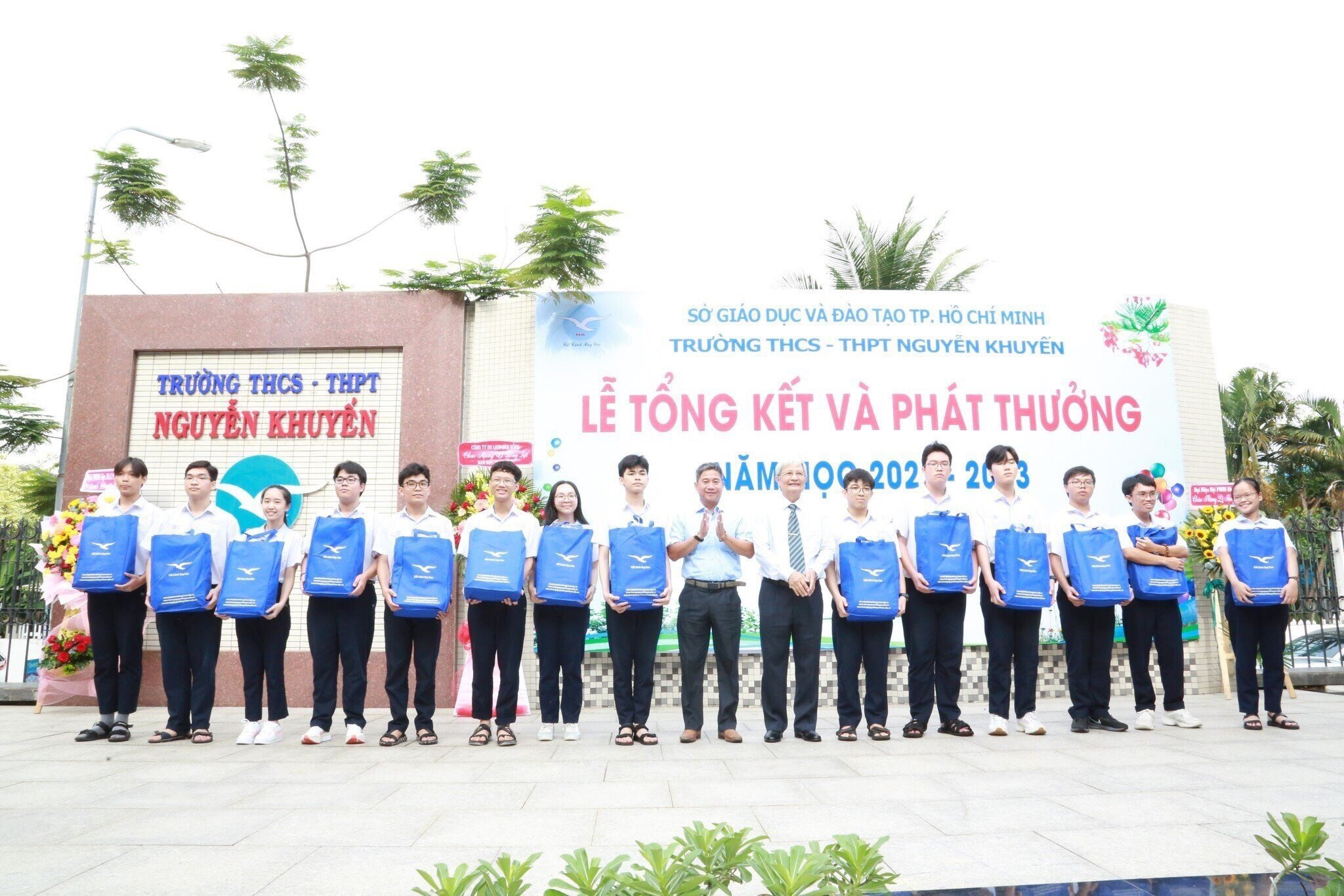 Lương Huy (thứ 6 từ trái qua) cùng các bạn có điểm đánh giá năng lực trên 1.000 được Trường THCS - THPT Nguyễn Khuyến khen thưởng. (Ảnh: NVCC)