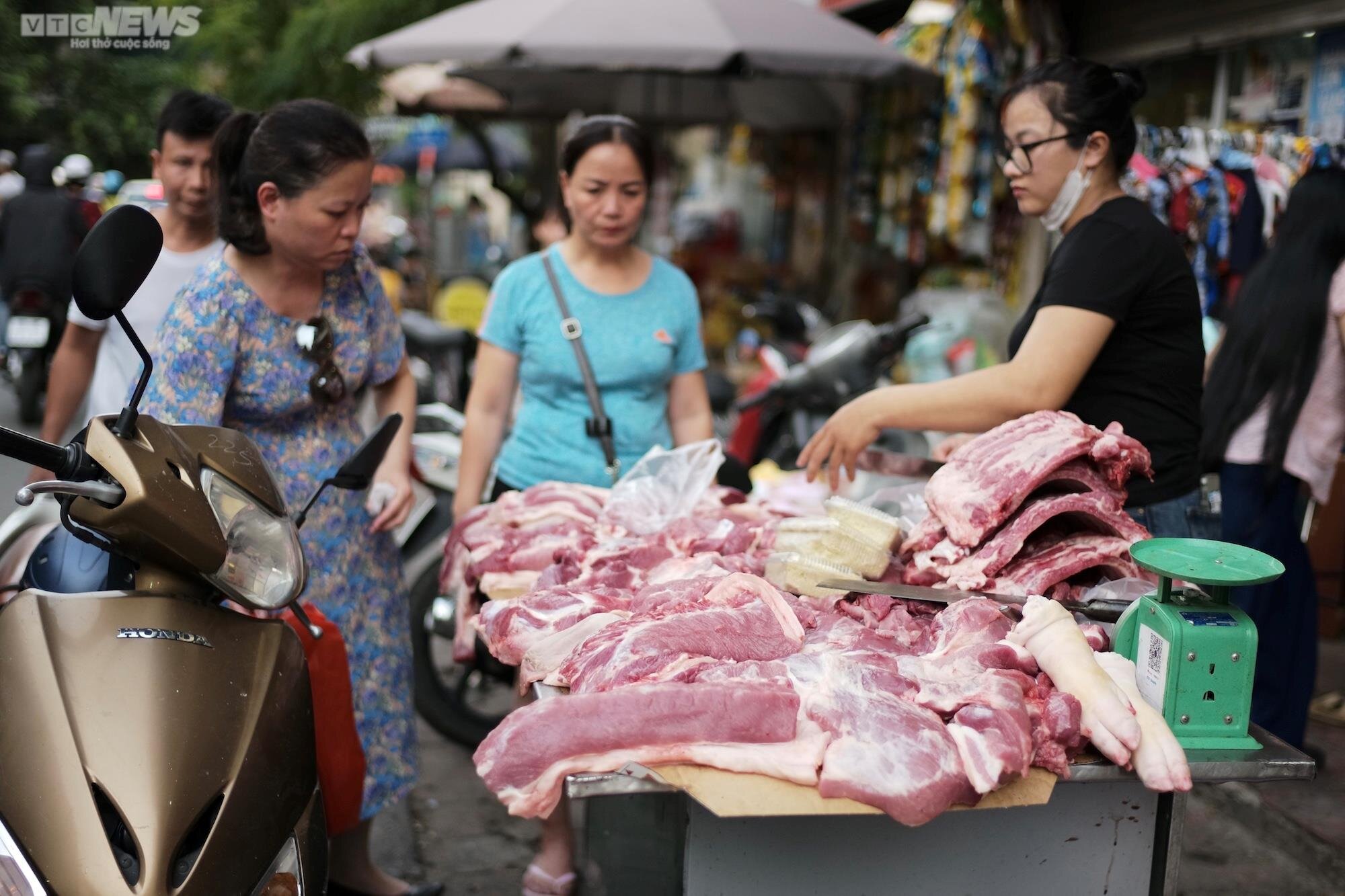 Chị Nguyễn Thu một tiểu thương bán thịt lợn ở khu Phương Mai (Đống Đa, Hà Nội) cho biết hôm nay chị bán thịt đắt hàng hơn mọi ngày.