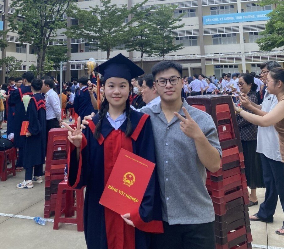Trần Nguyệt Hằng cùng anh trai trong lễ tốt nghiệp năm 2023. (Ảnh: NVCC)