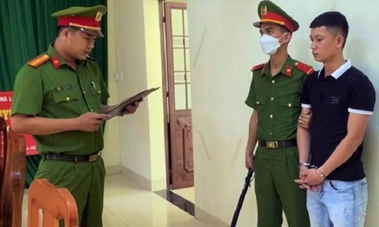Lực lượng chức năng đọc quyết định khởi tố đối với Hồ Tấn Đạt. (Ảnh: C.A)