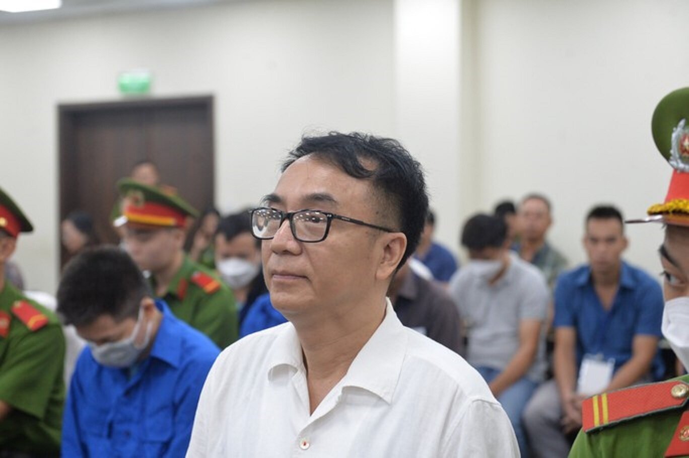 Cựu cục phó Cục Quản lý thị trường Hà Nội bị đưa ra xét xử về tội nhận hối lộ. Ảnh: Hữu Hưng