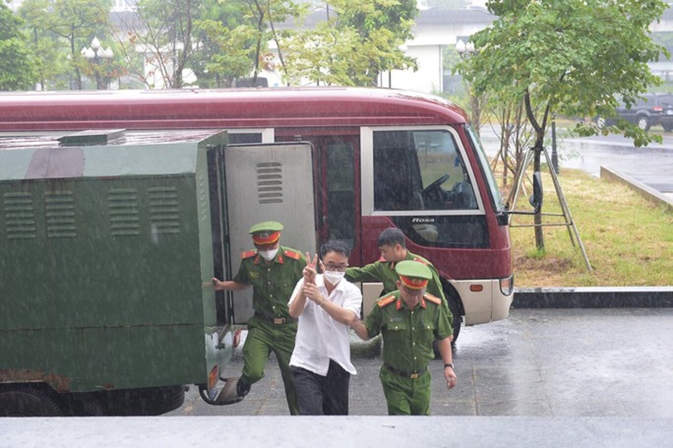 Bị cáo Trần Hùng vẫy tay chào phóng viên trước khi bước vào phòng xét xử. Ảnh: Hữu Hưng