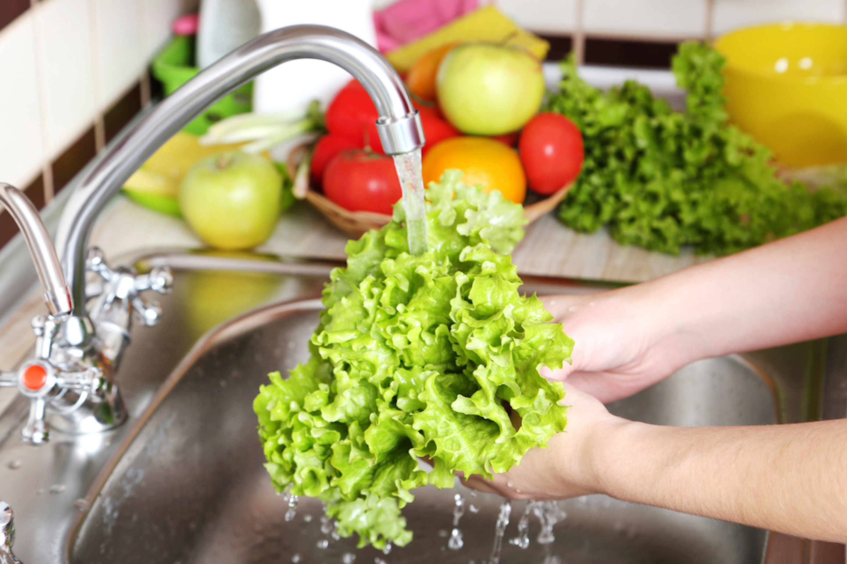 Rửa rau bằng nước muối có giúp loại bỏ hoá chất, diệt giun sán? - 1