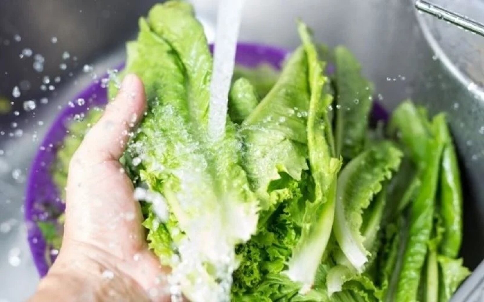 Rửa rau bằng nước muối có giúp loại bỏ hoá chất, diệt giun sán? - 2