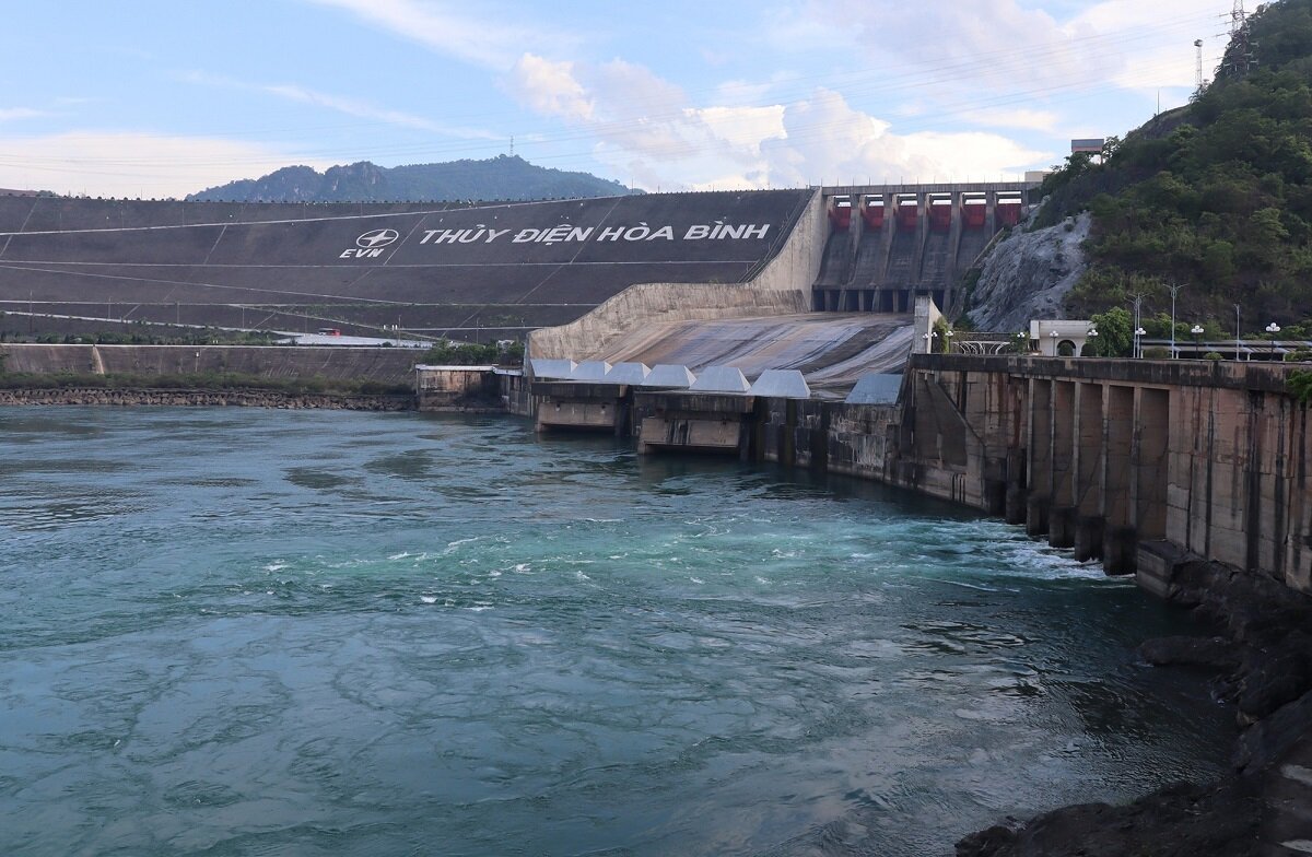 Sau thời gian cạn trơ đáy, nhà máy thủy điện Hòa Bình đã phát hơn 90% công suất - 1