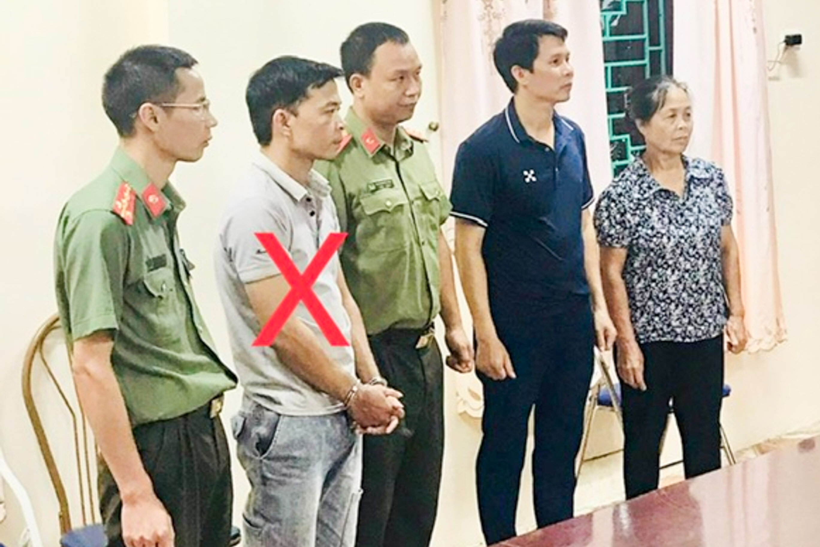 Cơ quan An ninh điều tra thực hiện Lệnh bắt bị can để tạm giam đối với Nguyễn Thanh Tâm. (Ảnh: CACC)
