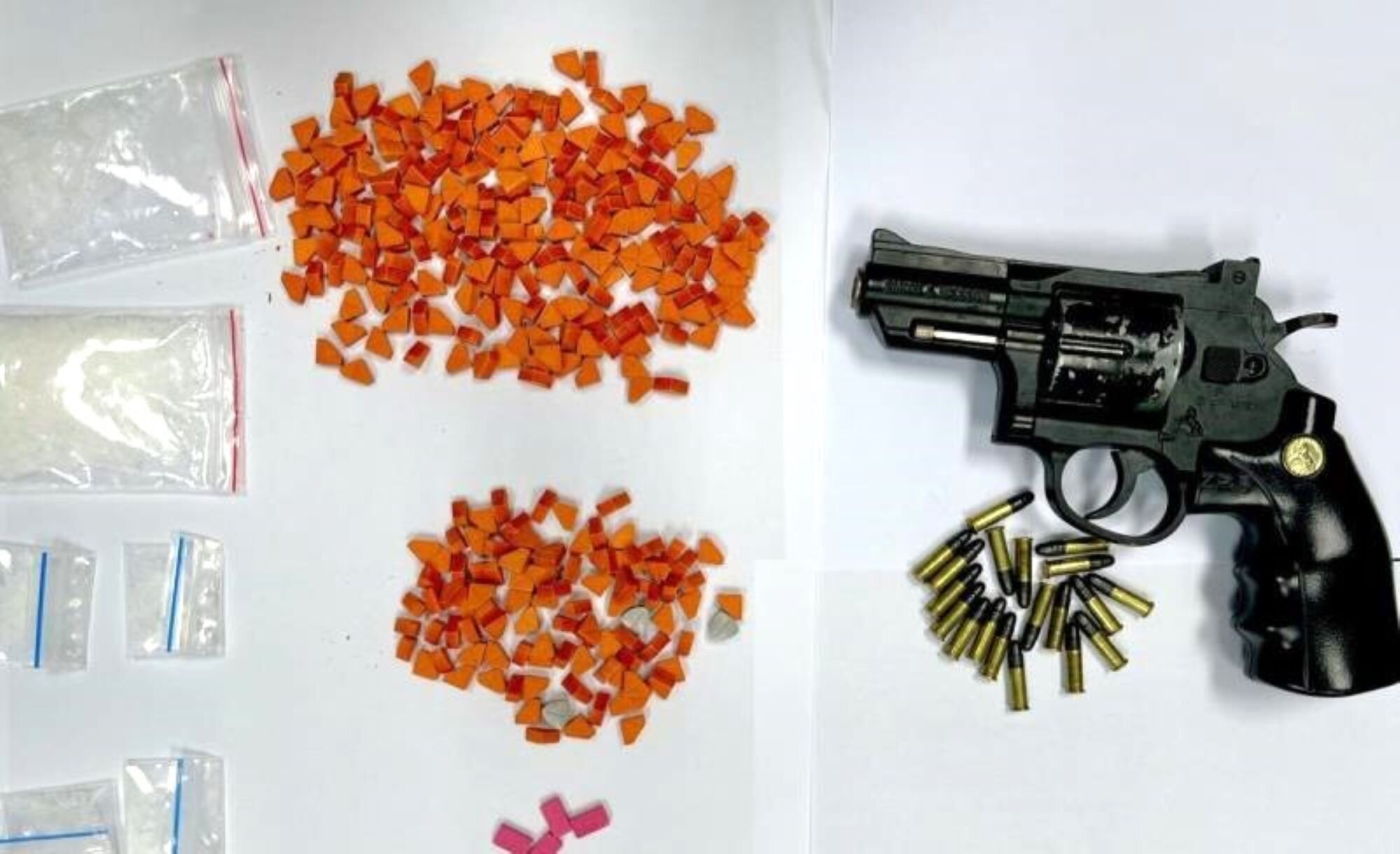 Súng, đạn và ma túy được lực lượng công an thu giữ.