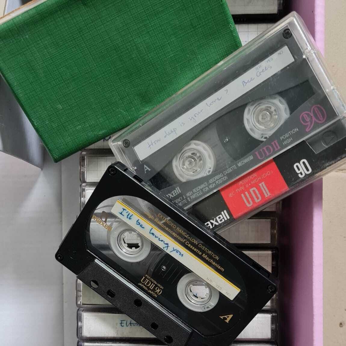 Sự xuất hiện của cuốn băng cassette gợi nhớ ký ức cả thời thơ ấu. Giữa nhịp sống hiện đại đầy hối hả, hình ảnh này bỗng trở thành niềm an ủi ngọt ngào cho tâm hồn hoài niệm. (Ảnh: Chibi Trần)