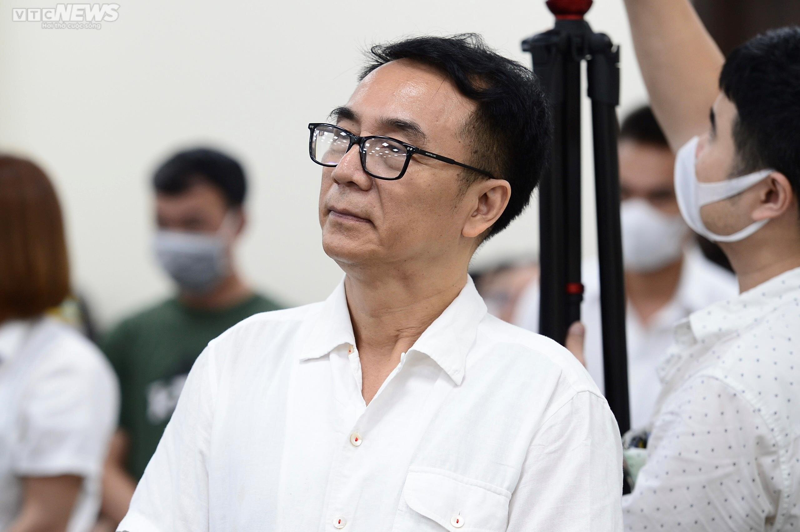 Bị cáo Trần Hùng, cựu Phó Cục trưởng Cục Quản lý thị trường Hà Nội, tại phiên toà sáng 27/7.