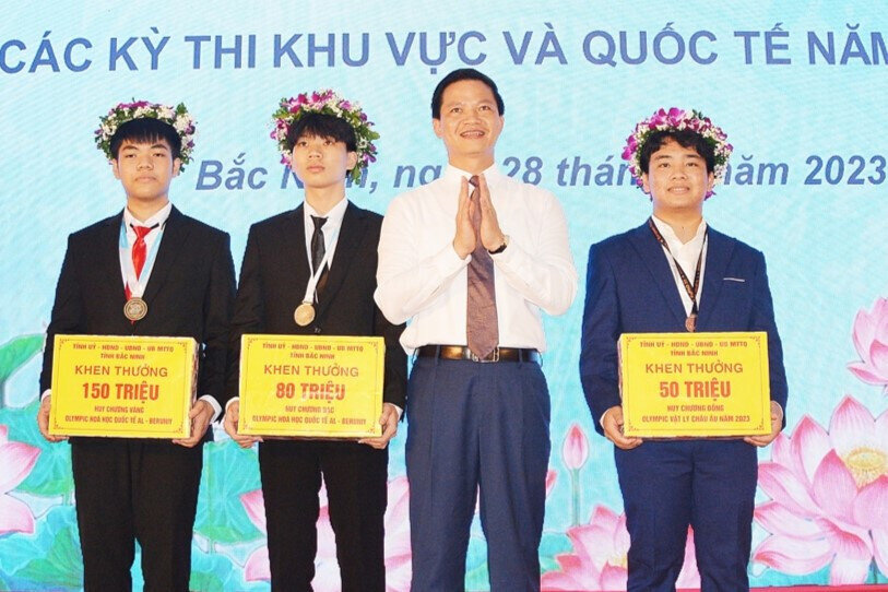 Phó Chủ tịch Thường trực UBND tỉnh Bắc Ninh Vương Quốc Tuấn khen thưởng các học sinh giỏi đoạt giải khu vực. (Ảnh: Sở GD-ĐT Bắc Ninh).