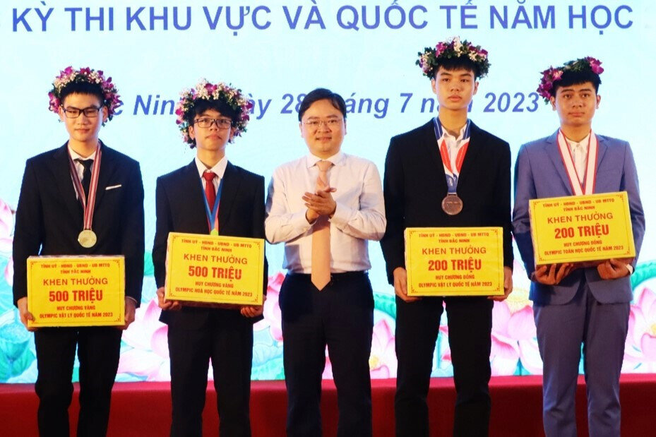 Bí thư Tỉnh uỷ Bắc Ninh Nguyễn Anh Tuấn chúc mừng các học sinh giỏi đoạt giải quốc tế. (Ảnh: Sở GD-ĐT Bắc Ninh).