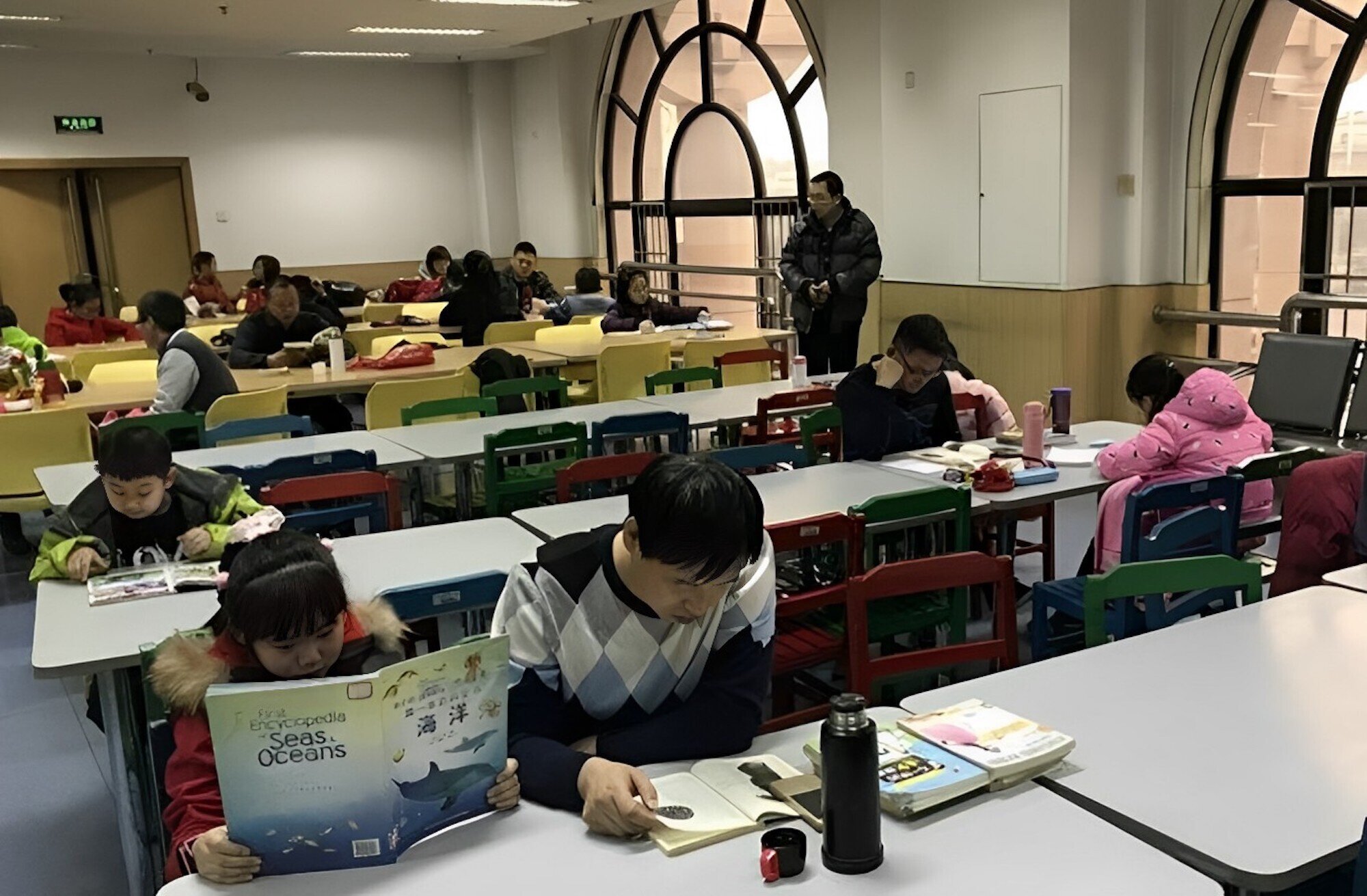 Theo một báo cáo, 60% trẻ em Trung Quốc đại lục từ 3-15 tuổi đang được dạy thêm bên ngoài lớp học.