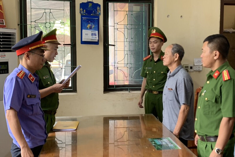 Cơ quan CSĐT Công an tỉnh Hà Nam tống đạt quyết định khởi tố bị can, lệnh bắt bị can để tạm giam, lệnh khám xét đối với Phạm Gia Luật. (Ảnh: Công an Hà Nam).