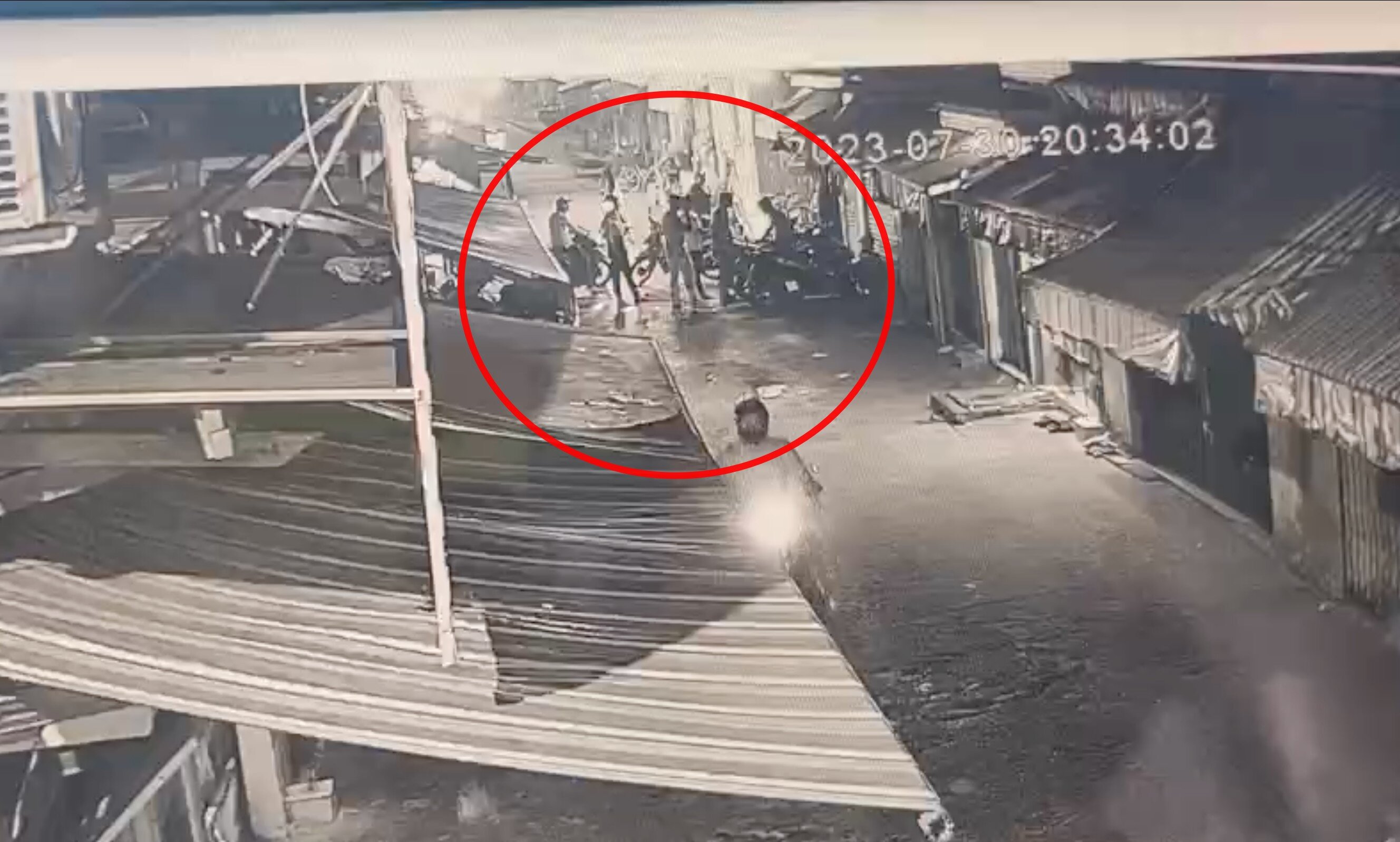 Nhóm người đánh tới tấp người đàn ông trên địa bàn quận 11. (Ảnh chụp từ clip)