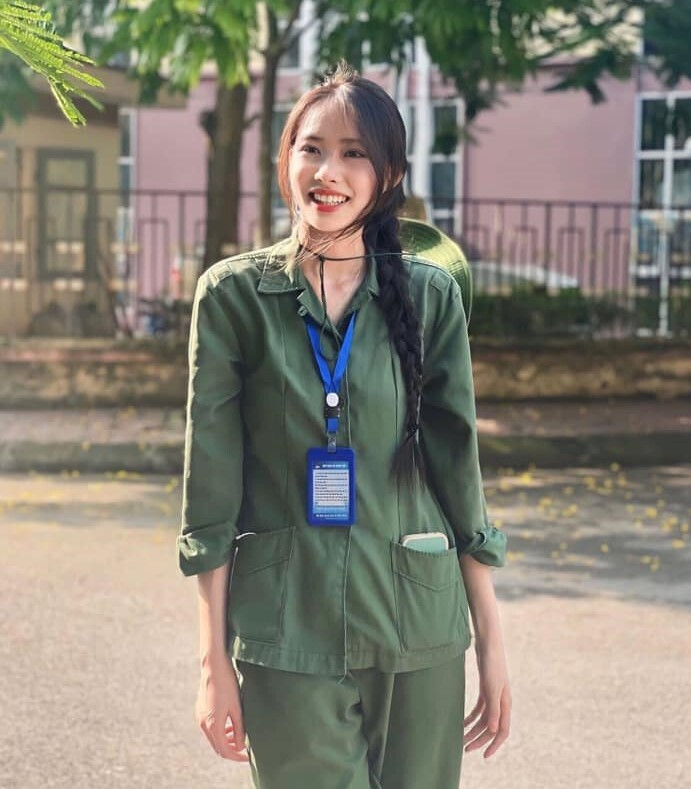 Nguyễn Lê Uyển Nhi, khoa Chính sách công "đốn tim" người đối diện với nụ cười tỏa nắng. Nhiều người ví nữ sinh xinh xắn này là "cô gái năm ấy chúng ta cùng theo đuổi".