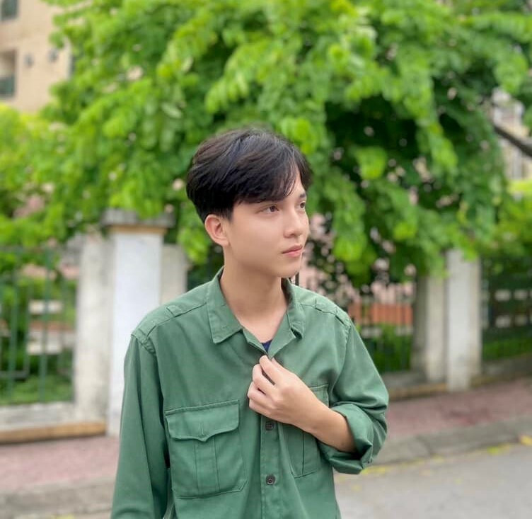 Phan Bá Công Đăng hiện theo học khoa Quản trị kinh doanh. Những khoảnh khắc tại kỳ quân sự sẽ trở thành kỷ niệm đẹp đối với nam sinh điển trai.