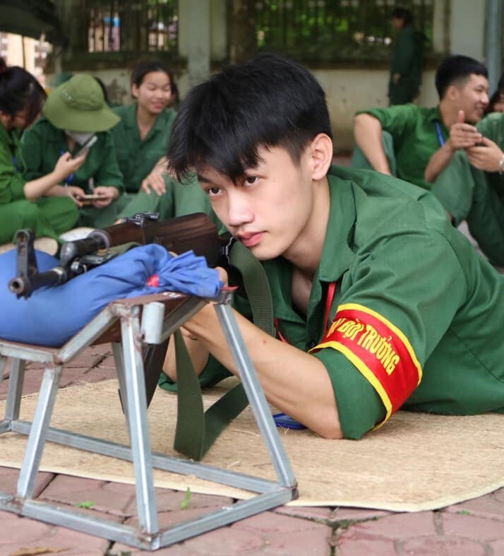 Không chỉ các nữ sinh mà dàn nam sinh Học viện Chính sách và Phát triển cũng gây thiện cảm với nét đẹp thư sinh qua khoảnh khắc tập bắn súng. Trong ảnh là nam sinh Hoàng Quang Huy, khoa Chính sách công.