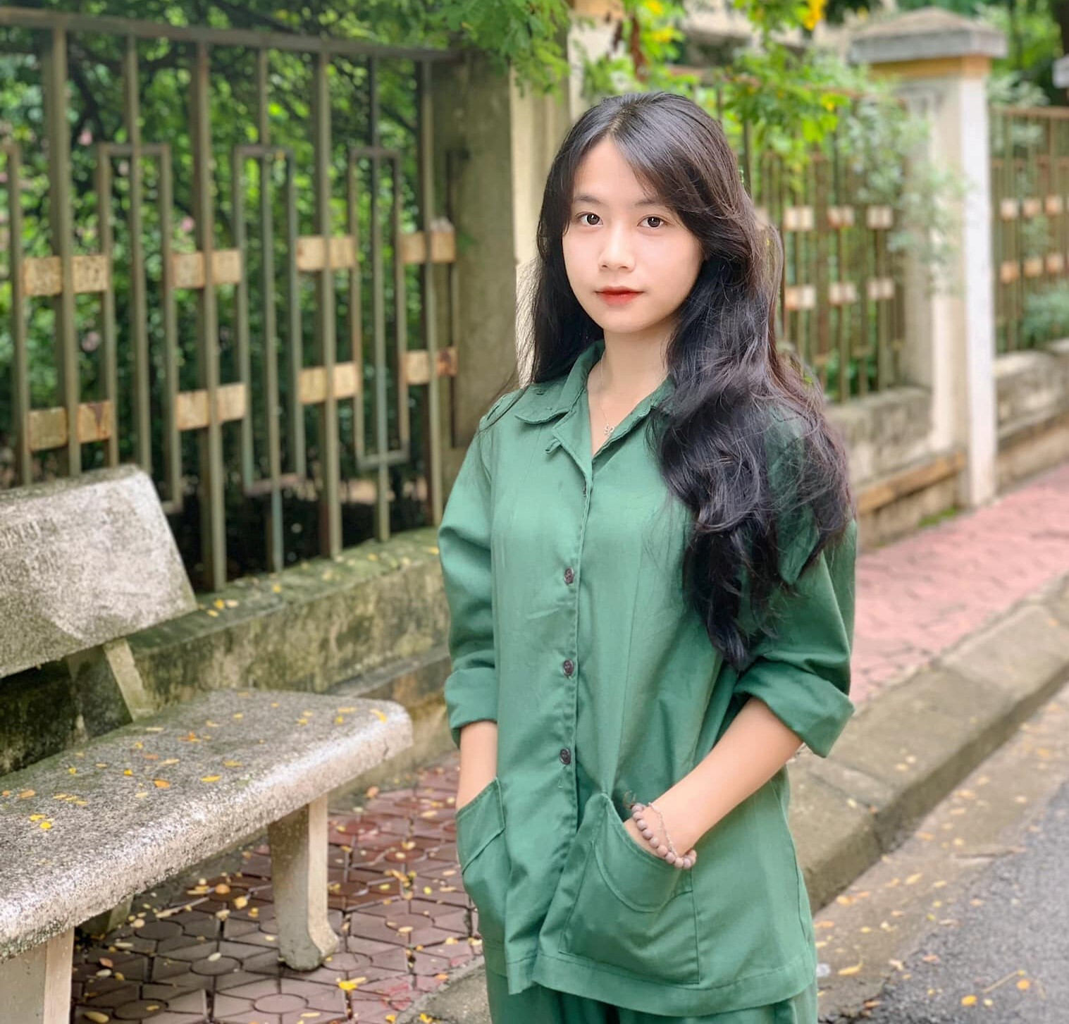 Hoàng Vũ Ngọc Lan, sinh viên đến từ khoa Kinh tế thu hút sự chú ý nhờ vẻ đẹp giản dị nhưng vẫn cực cuốn hút.