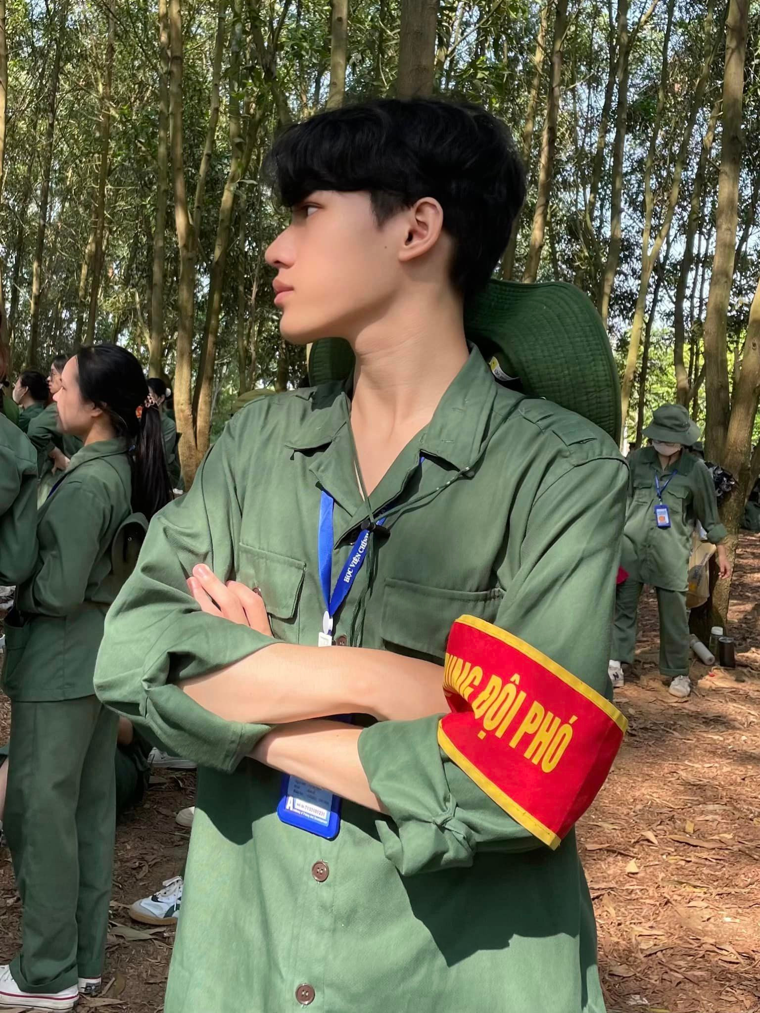 Nam sinh Vũ Anh Sơn, khoa Kinh tế khiến dân mạng “điêu đứng” với nét thư sinh qua góc nghiêng "thần thánh".