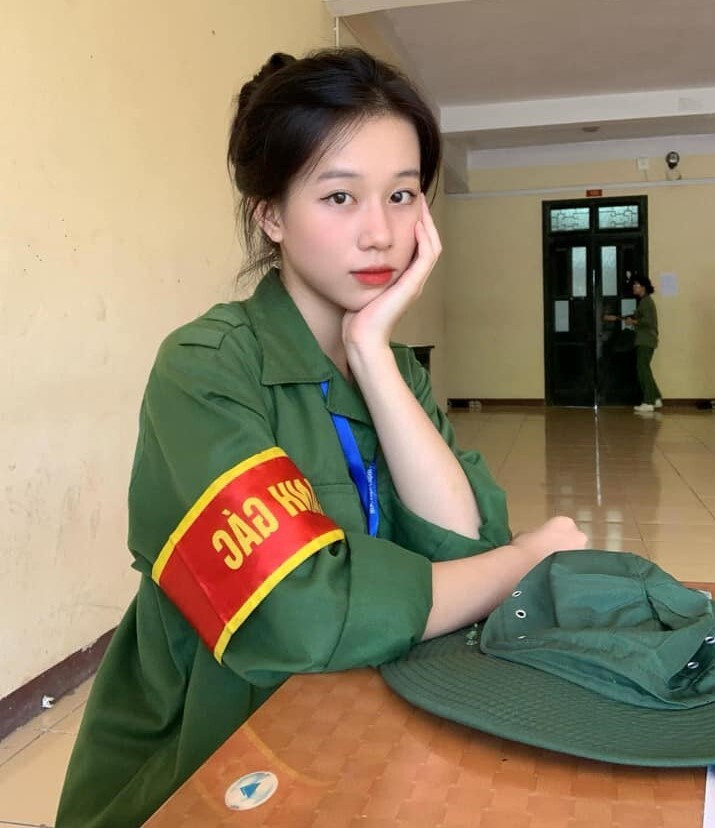 Hoàng Mai Điệp, khoa Chính sách công đẹp dung dị trong trang phục học giáo dục quốc phòng.