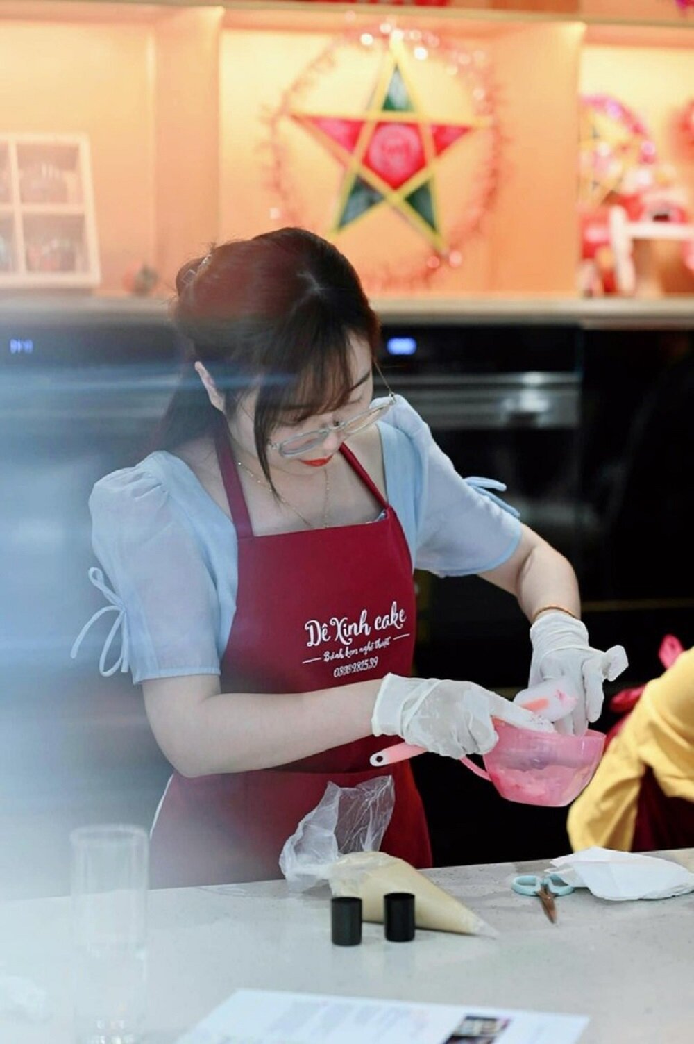 Thùy Dương – cô thợ làm bánh gây sốt bởi những chiếc bánh trung thu độc lạ.