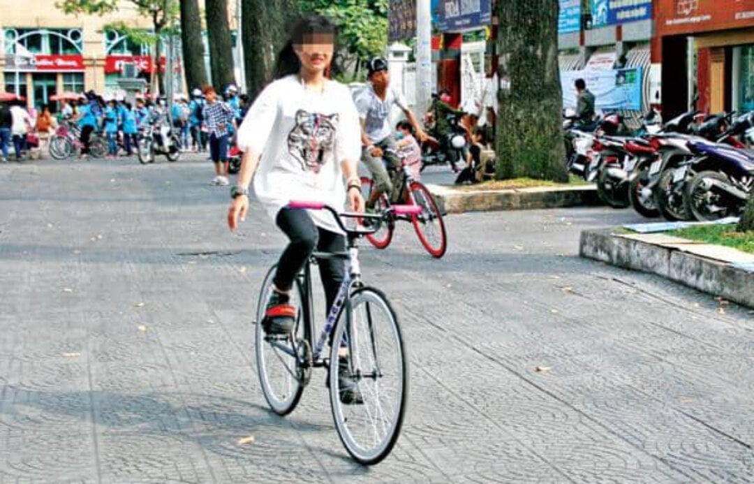 Đi xe đạp thả hai tay là hành vi nguy hiểm, sẽ bị xử phạt theo quy định của pháp luật. (Ảnh minh họa)