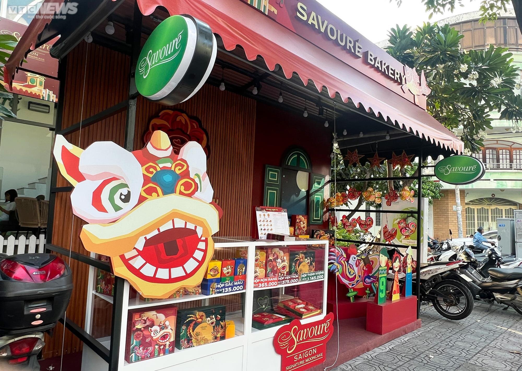 Quầy bánh trung thu của thương hiệu Savoure, trên đường Trần Nhật Duật, quận 1, TP.HCM. (Ảnh: Hoàng Thọ)
