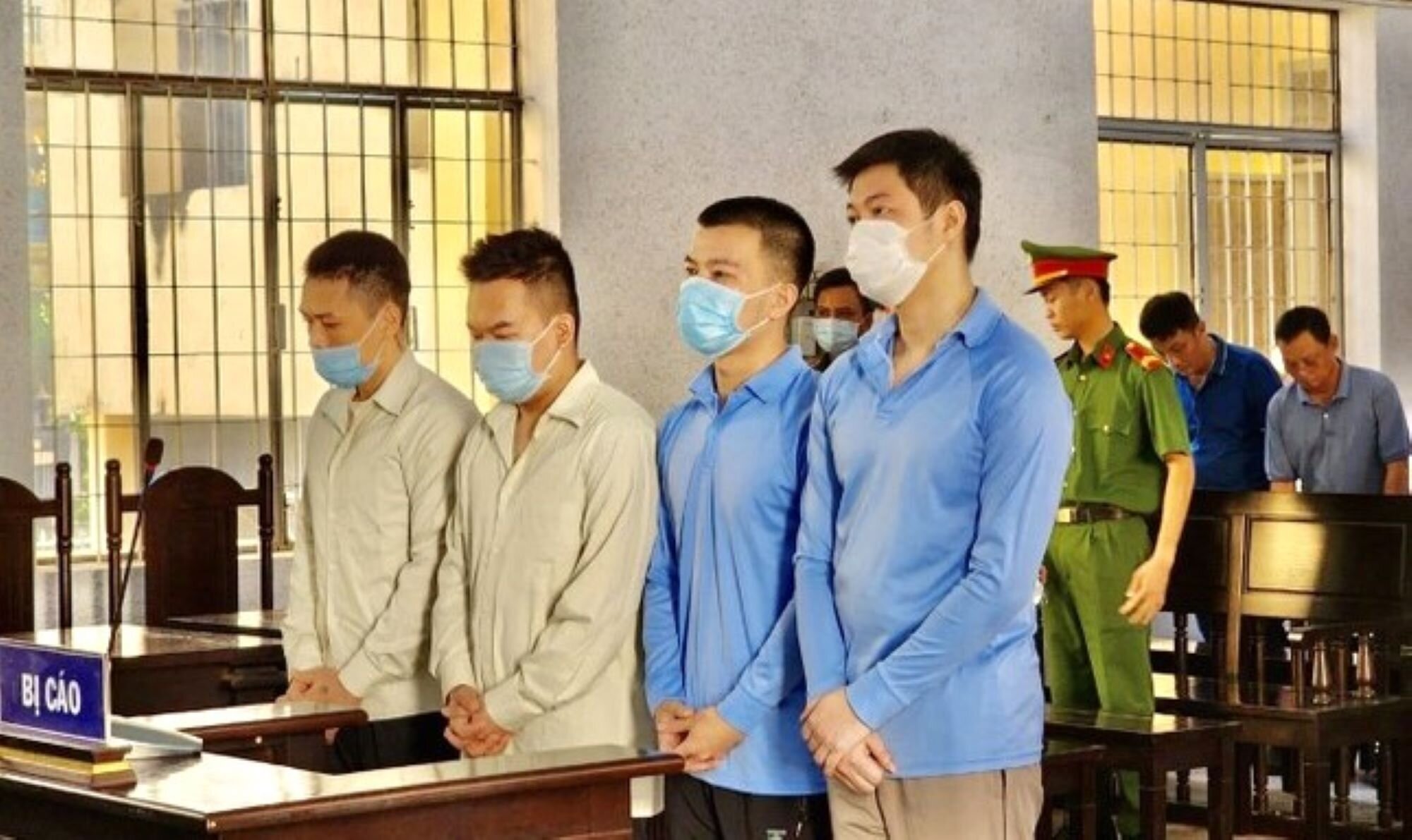 Các bị cáo tại phiên tòa xét xử sơ thẩm.