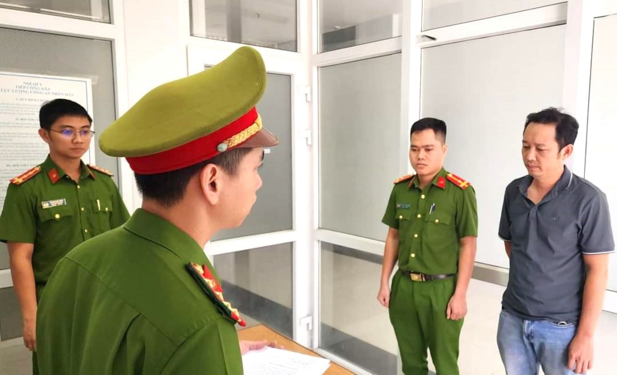 Cơ quan Cảnh sát Điều tra tống đạt quyết định khởi tố Lâm Học.