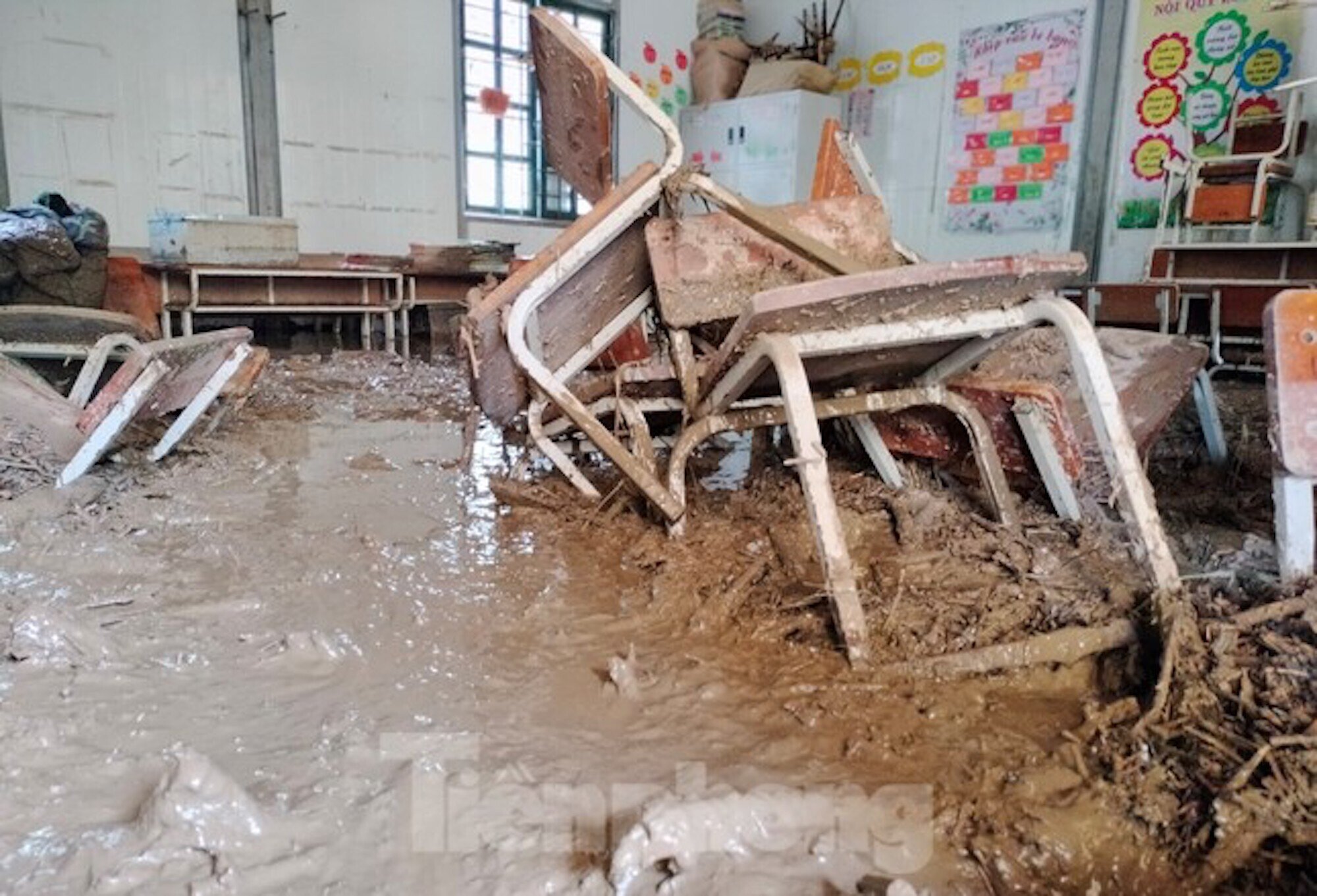 Trường học tan hoang, bàn ghế, sách vở ngập trong bùn đất sau lũ - 3