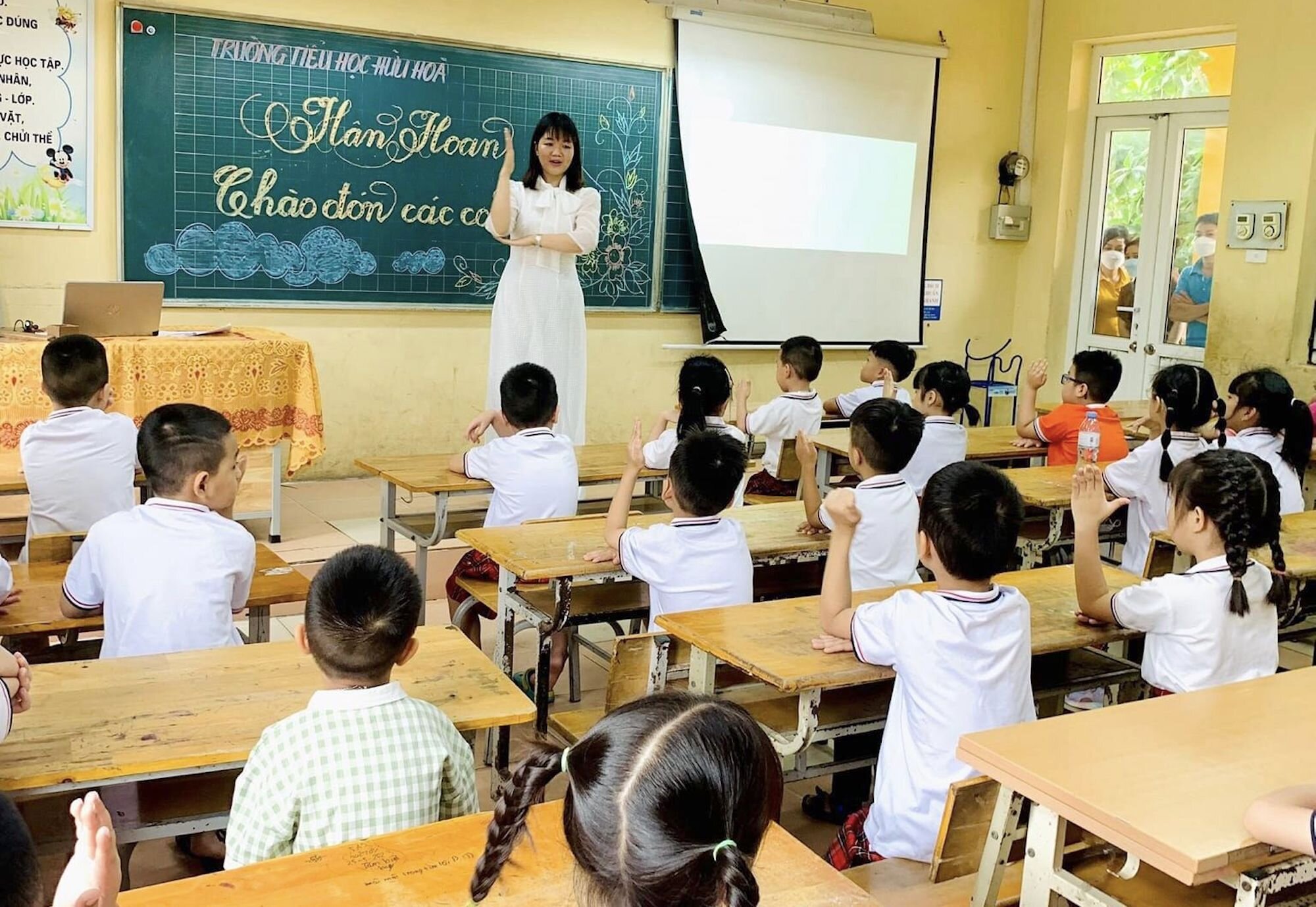 Giáo viên dạy học trường Tiểu học Hữu Hoà. (Thanh Trì, Hà Nội).