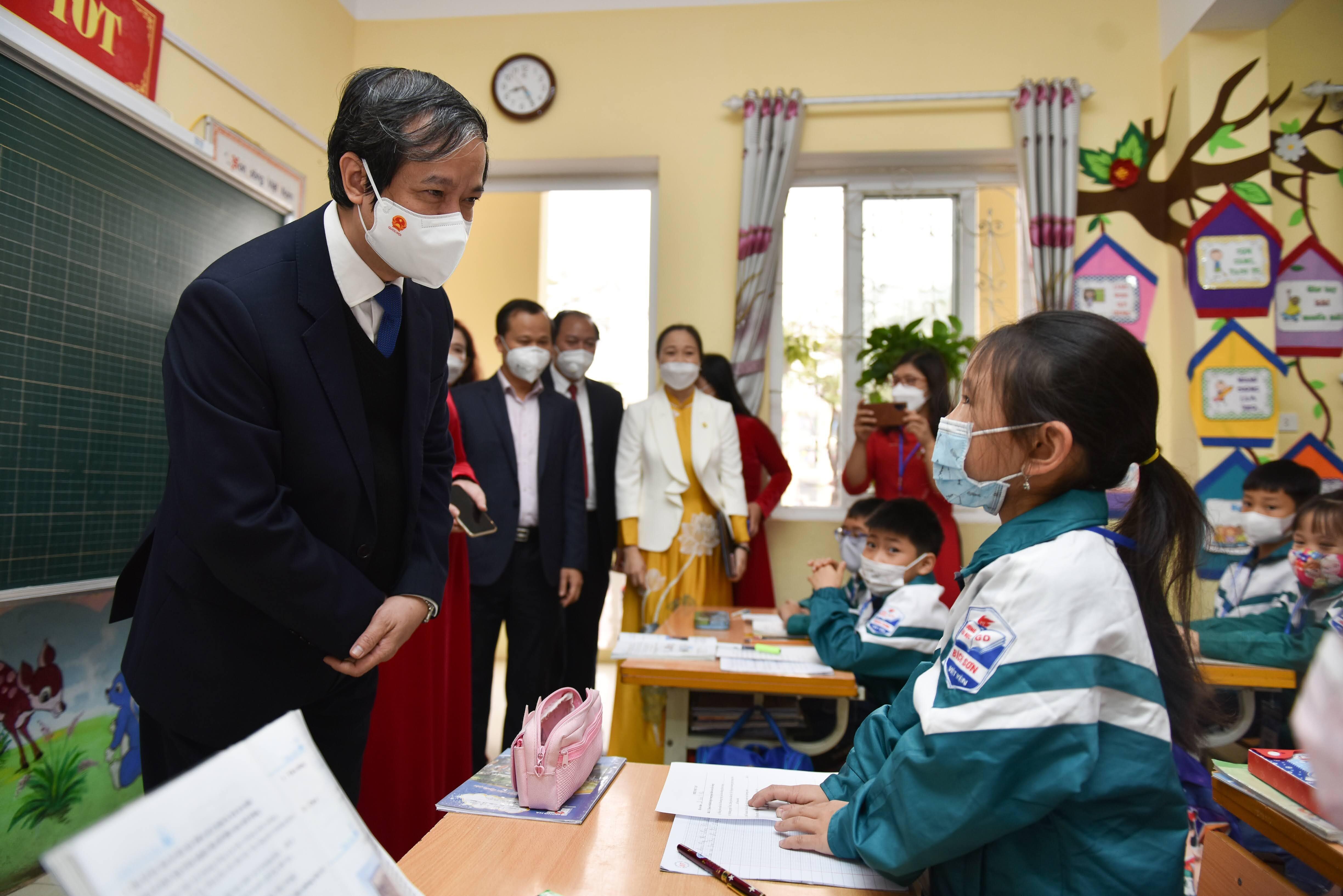 Bộ trưởng Nguyễn Kim Sơn hỏi thăm học sinh. (Ảnh minh hoạ)