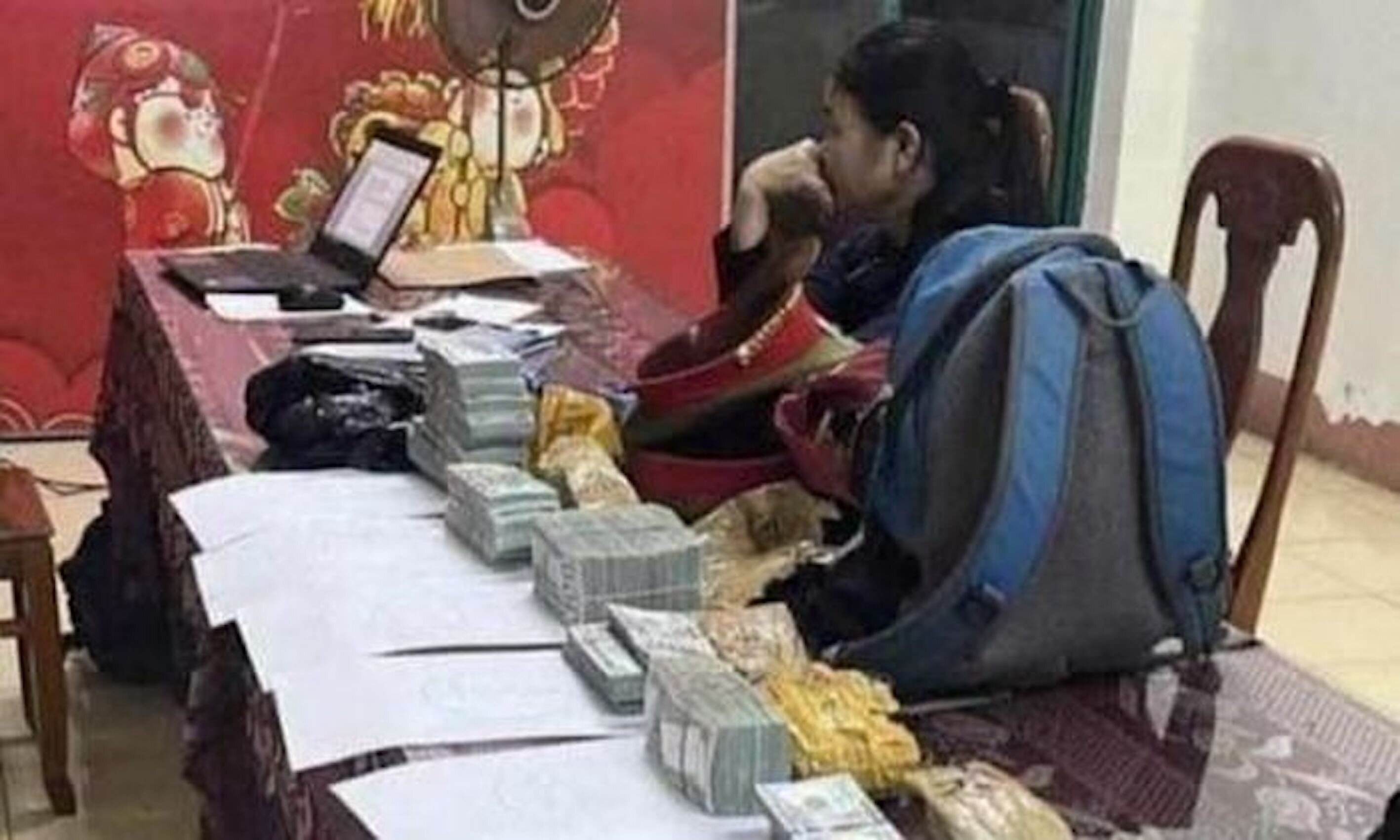 Nguyễn Thị Loan cùng số ngoại tệ bị phát hiện