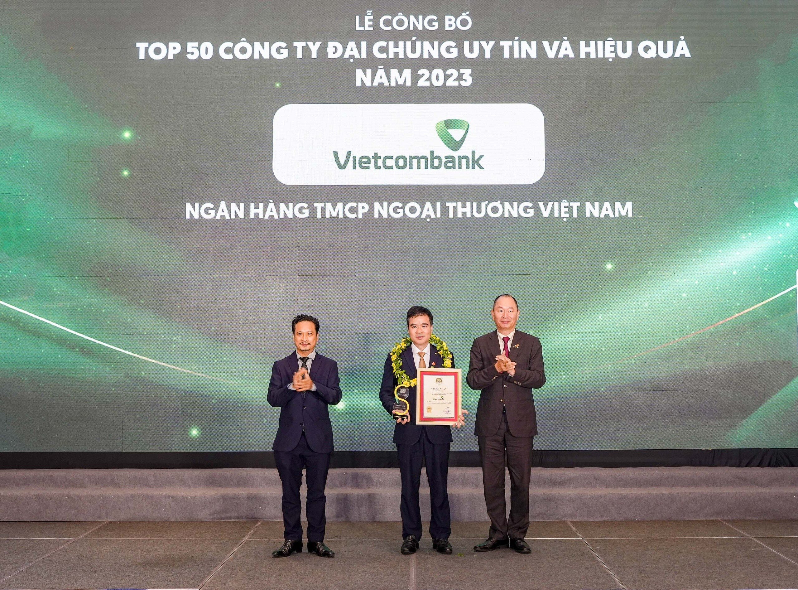 Đại diện Vietcombank (đứng giữa) nhận danh hiệu “Công ty đại chúng uy tín và hiệu quả nhất Việt Nam năm 2023” từ Ban Tổ chức.