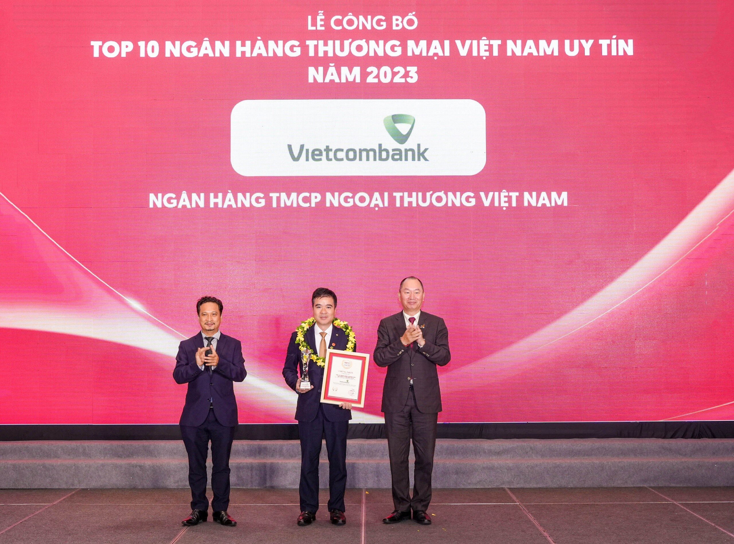 Đại diện Vietcombank (đứng giữa) nhận danh hiệu “Ngân hàng uy tín nhất Việt Nam năm 2023” từ Ban Tổ chức.