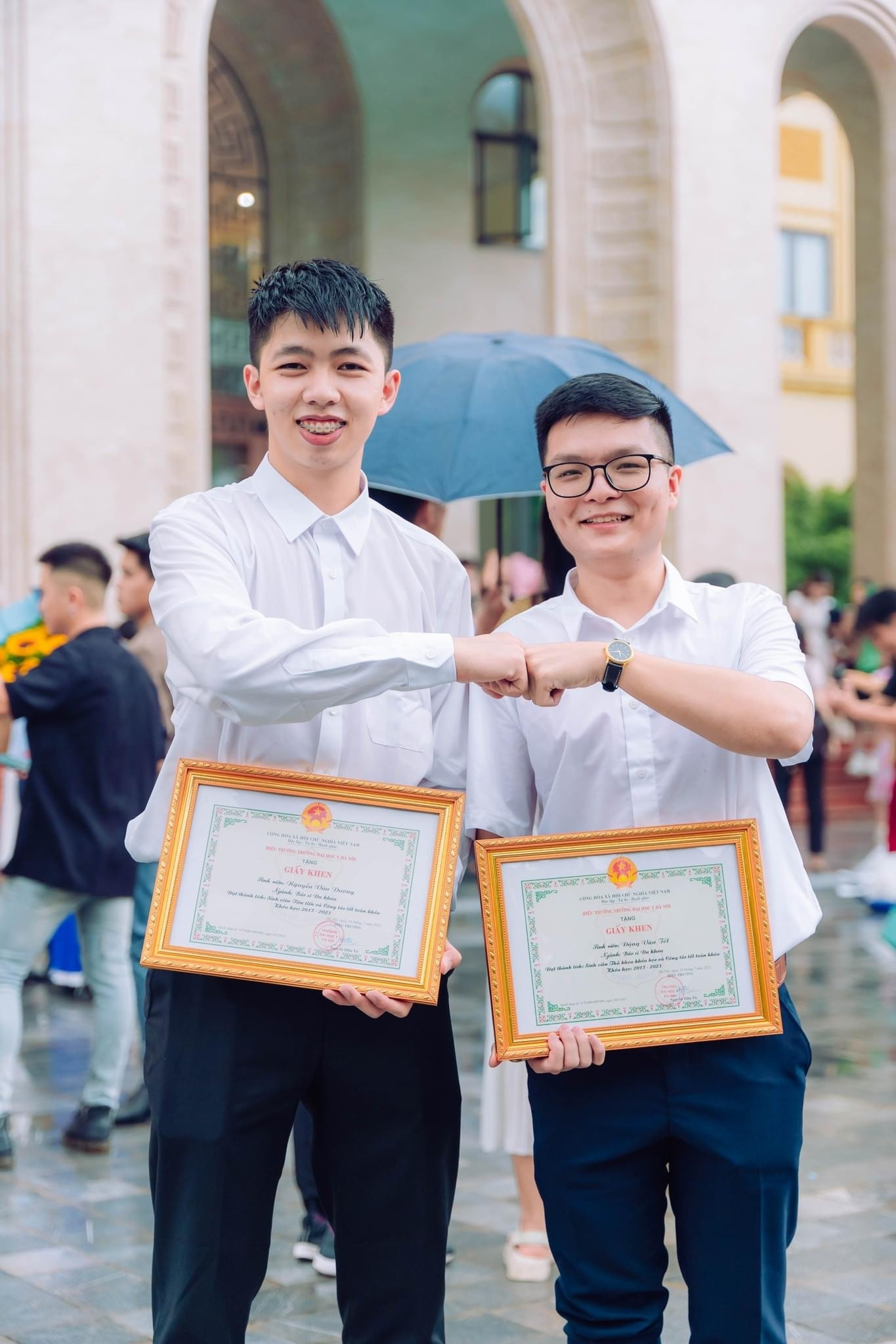 Nguyễn Văn Tốt (bên phải) và lớp trưởng.