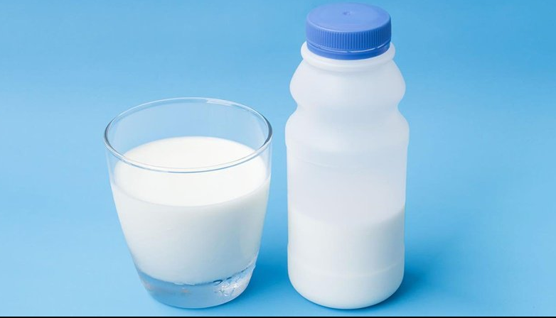 Các loại thực phẩm từ sữa như pho mát, kem, váng sữa, caramen chứa progesterone và steroid, có tác động trong việc làm tăng sinh tuyến bã, gián tiếp gây mụn.