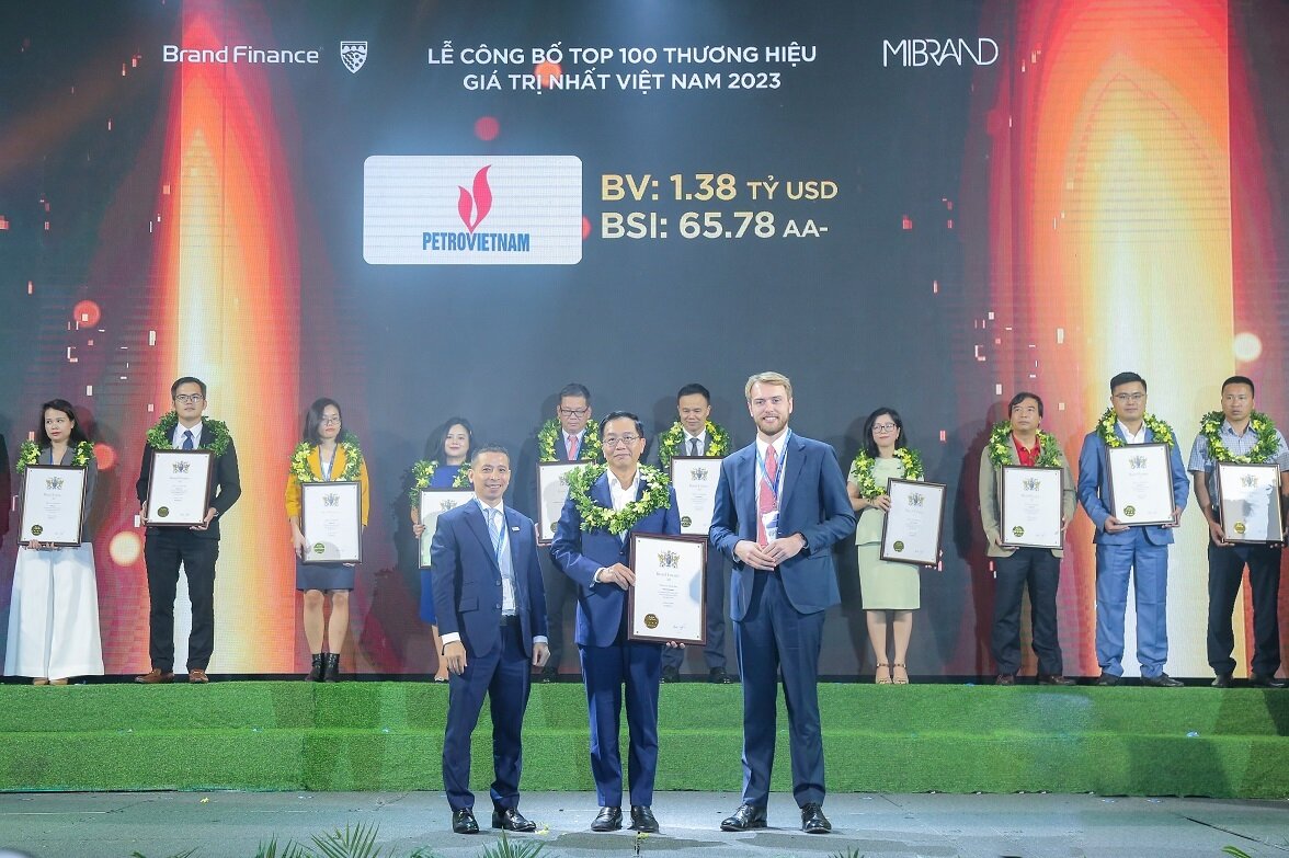 Ông Trần Quang Dũng, Trưởng Ban Truyền thông và Văn hóa doanh nghiệp đại diện Petro Vietnam nhận tôn vinh tại chương trình.
