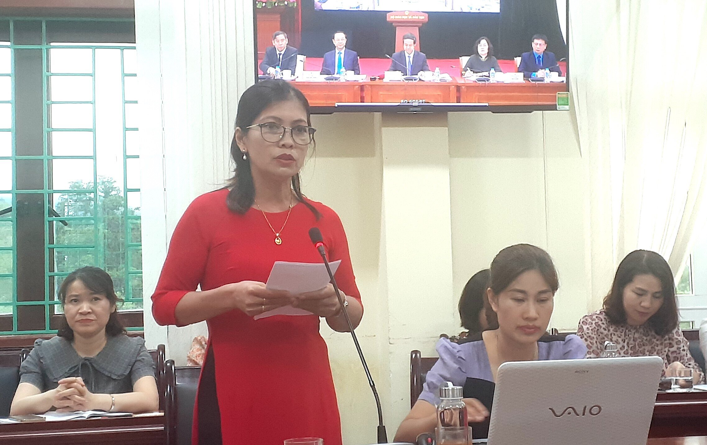 Cô giáo Lê Thị Tuyết Hường phát biểu tâm tư từ điểm cầu Điện Biên.