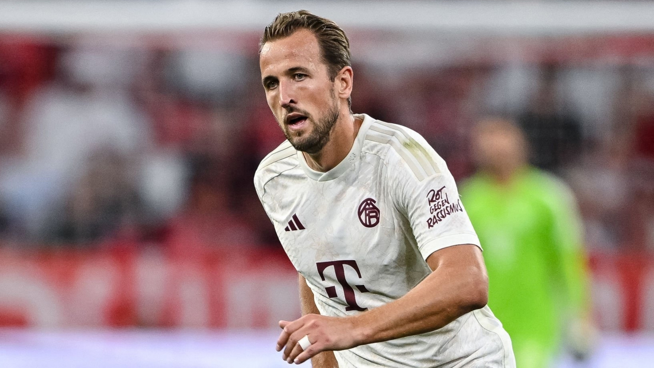 Harry Kane (Anh, Bayern Munich): Thu nhập của đội trưởng đội tuyển Anh năm 2023 là 36 triệu USD. Chuyển sang Đức thi đấu không giúp anh cải thiện đáng kể về thu nhập. Tuy nhiên, điều quan trọng mà Kane hướng đến là danh hiệu đầu tiên trong sự nghiệp.