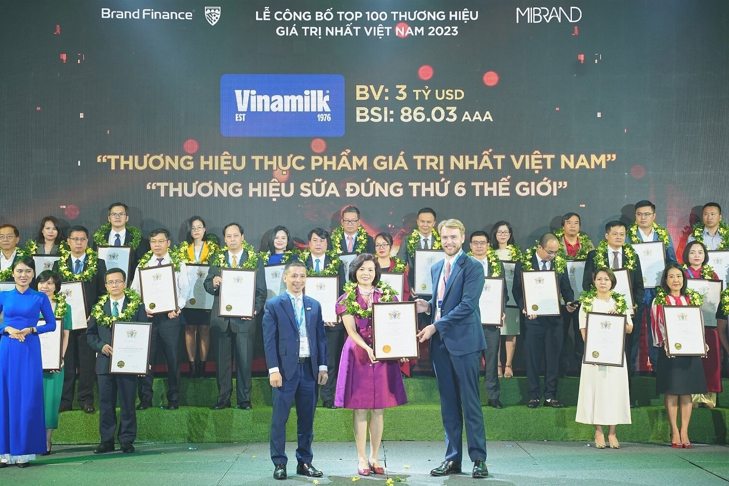 Bà Bùi Thị Hương, Giám đốc Điều hành, đại diện Vinamilk đón nhận các chứng nhận từ Brand Finance. (Ảnh: Mibrand)