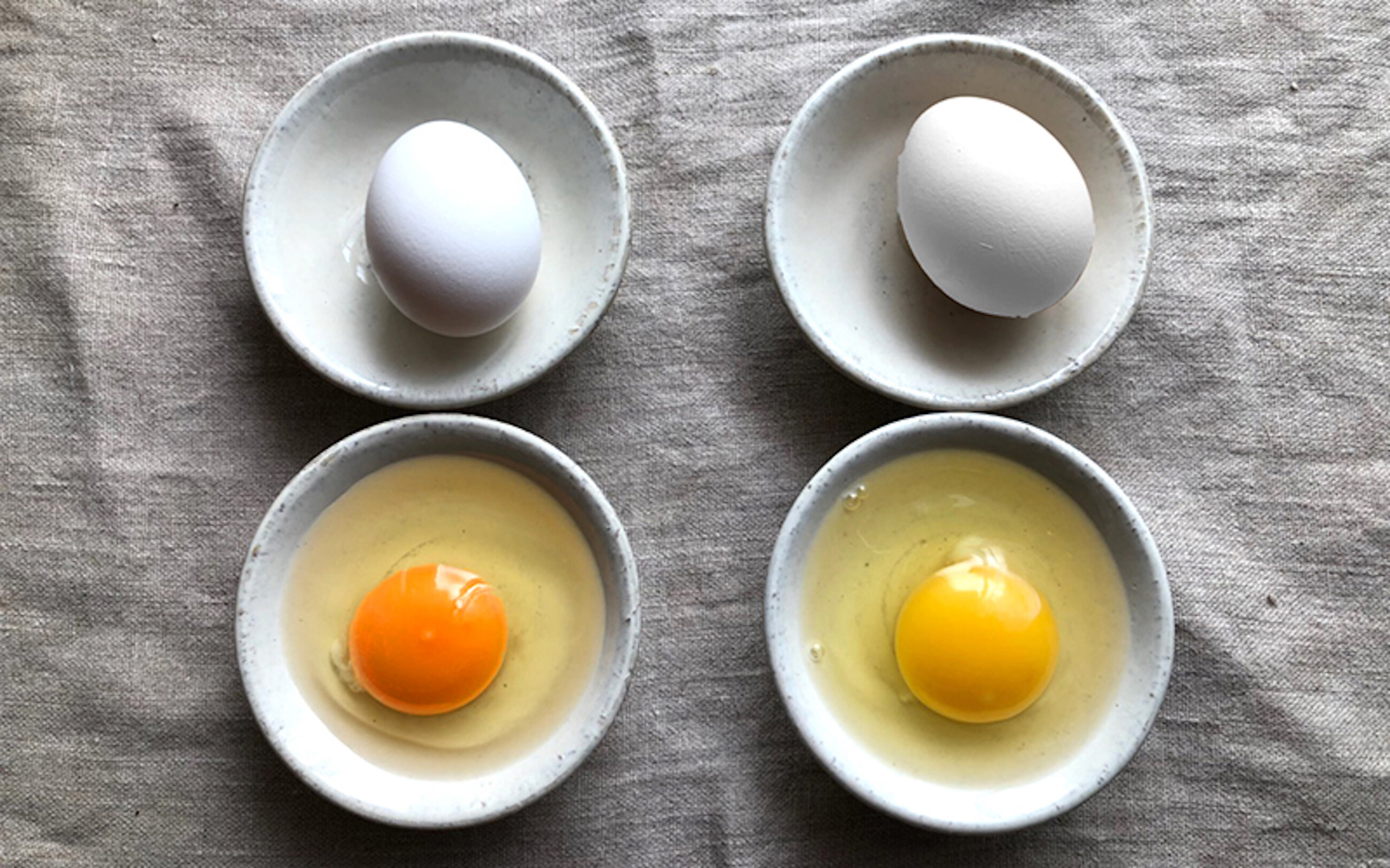 Lòng đỏ trứng gà màu đậm hay nhạt tốt hơn?